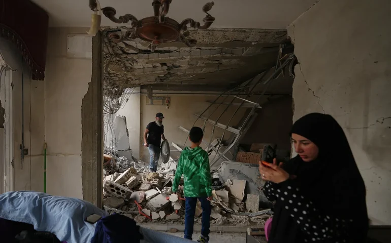 Irã se oferece para reabrir o Estreito de Ormuz se os EUA suspenderem o bloqueio e a guerra terminar, dizem autoridades.