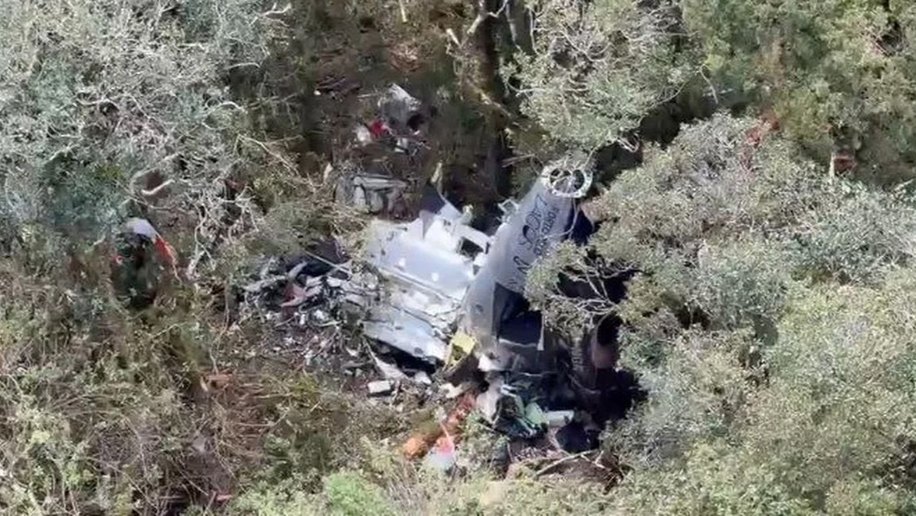 Bombeiros encontram helicóptero com corpo do cantor Rick