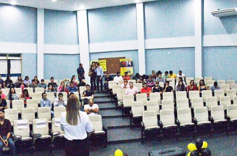 SMTT realiza palestra sobre trânsito para estudantes da Ufal