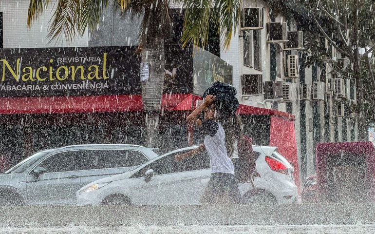 DF e 10 estados recebem alerta laranja de chuva neste sábado