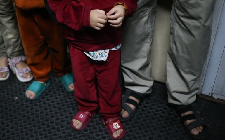 Após impasse com prefeitura de Praia Grande, refugiados afegãos conseguem se alojar no litoral