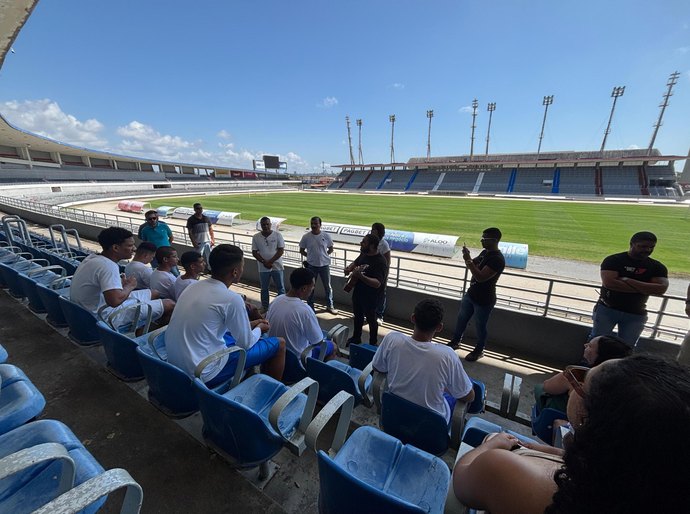 Socioeducandos visitam Estádio Rei Pelé em atividade guiada pela Selaj e Seprev