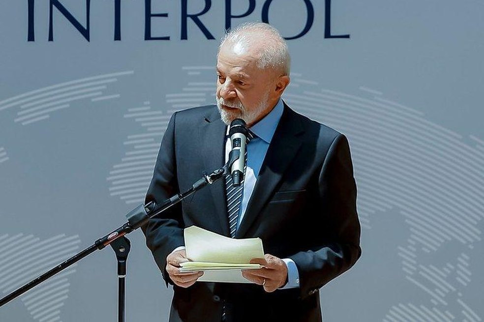 Lula visita sede da Interpol na França e alerta sobre avanço do crime organizado