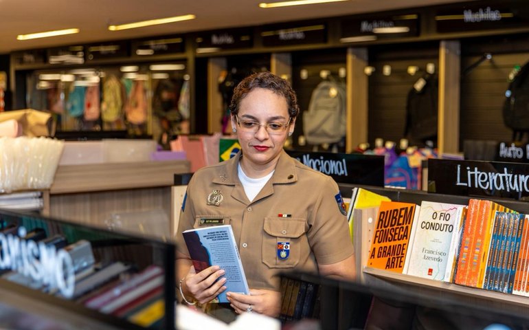 Militar alagoana usa o amor pelos livros para construir uma rede de incentivo à leitura