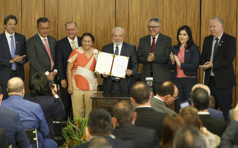 Fazer política é fazer concessões e conversar, diz Lula