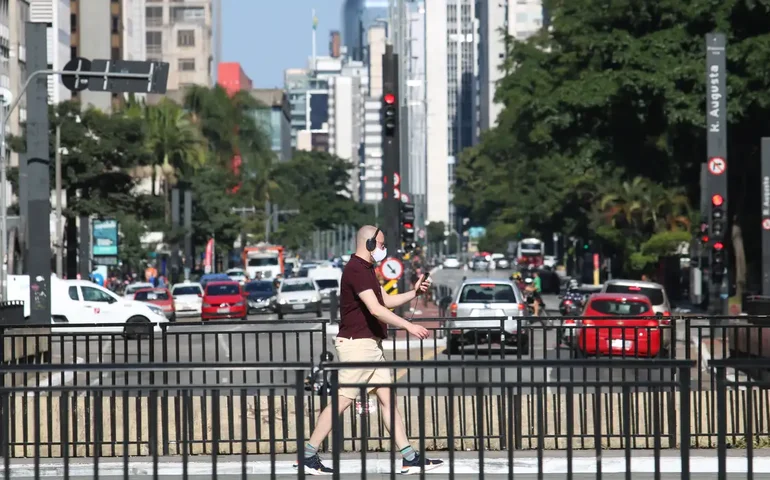 Carro de luxo invade calçada e destrói banca de jornal na Paulista; duas pessoas ficam feridas