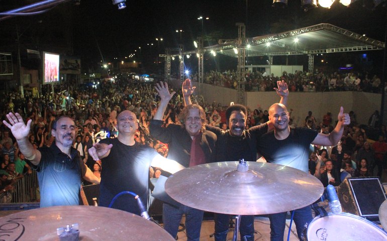 Renato e Seus Blue Caps faz nostalgia virar realidade em show no Bosque de Arapiraca