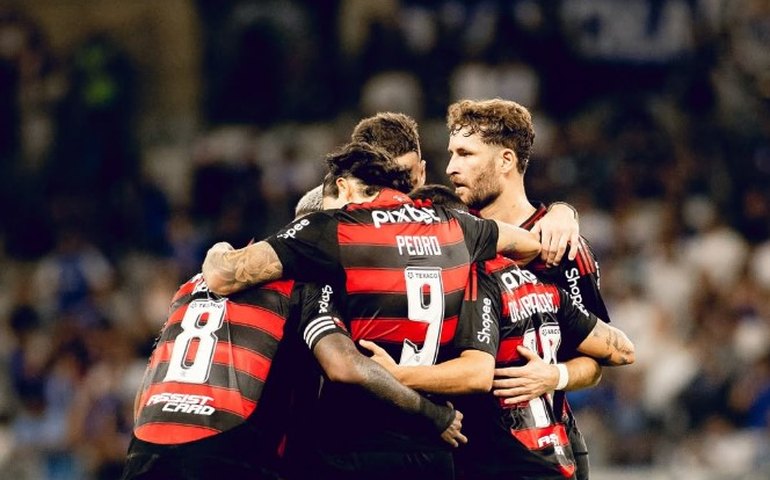 Jogadores do Flamengo sofrem tentativa de assalto após volta ao RJ e goleiro tem carro baleado
