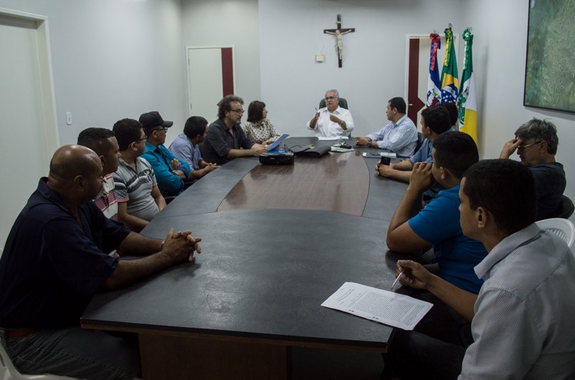 Rogério acompanha assinatura da ata entre marchantes e frigorífico