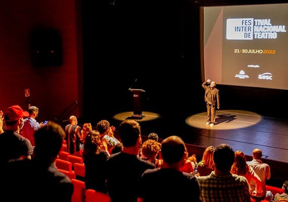 Projeto de teatro ocupa ruas da periferia de Belém com crítica e humor