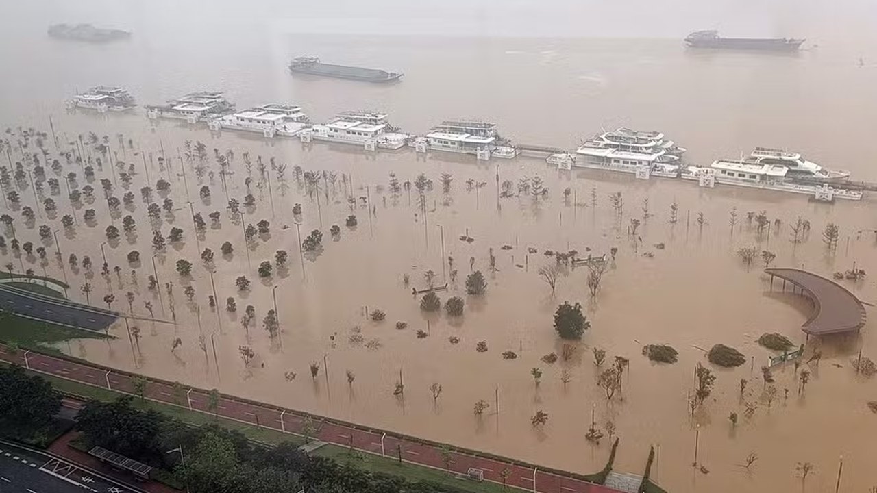 Em alerta vermelho, China enfrenta chuvas torrenciais 