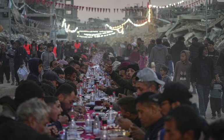 Israel mata mais de 70 palestinos em 'ataques implacáveis' ​​em Gaza, diz mídia