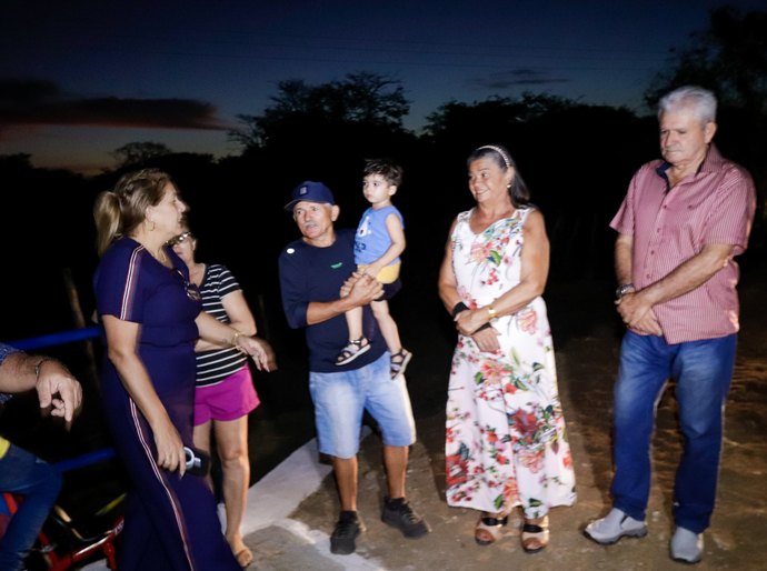 Palmeira: prefeitura entrega passagem molhada e iluminação em LED no Povoado Coruripe da Cal