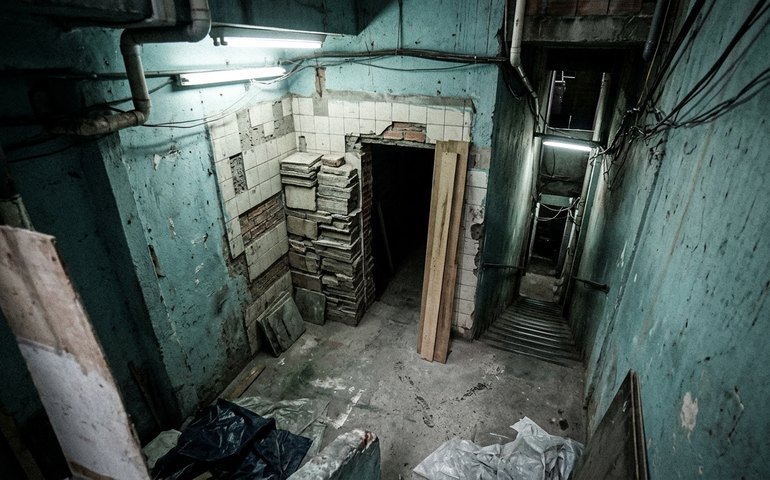 Passagem secreta na parede: vídeo revela rota de fuga de traficante no Morro do Vidigal