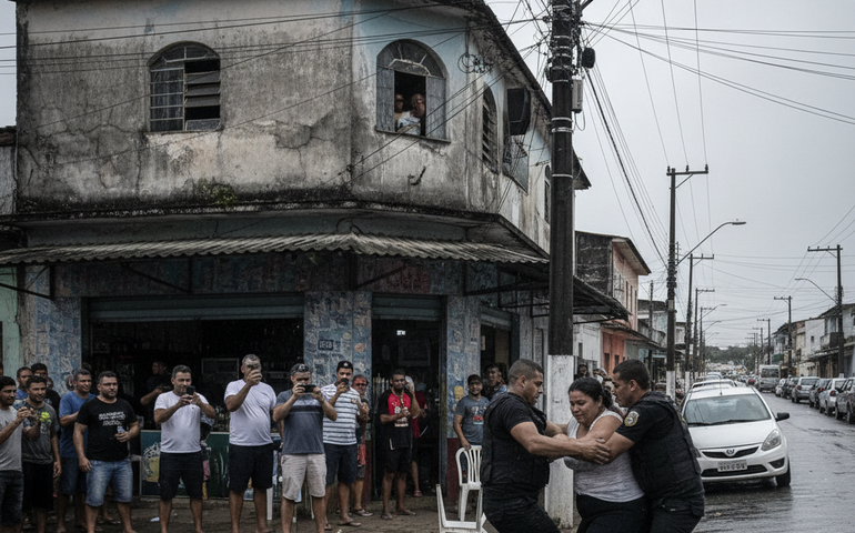 Mulher resiste à prisão, enfrenta agentes do Segurança Presente em Japeri e vídeo viraliza