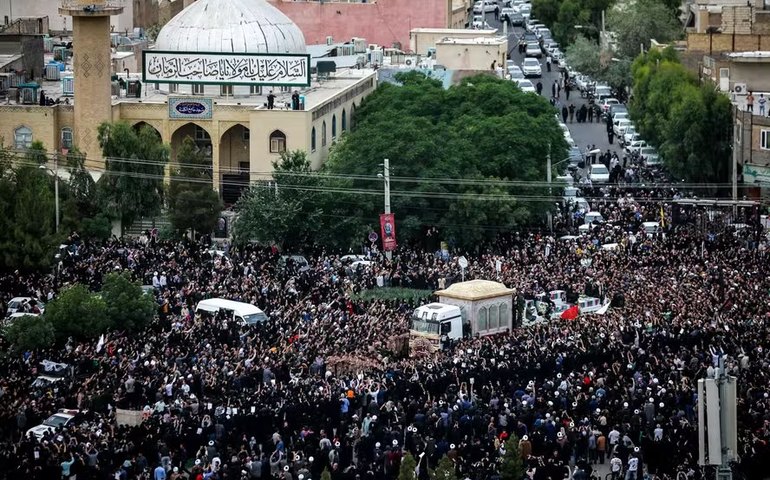 Dezenas de milhares de pessoas comparecem ao funeral do presidente iraniano, em Teerã