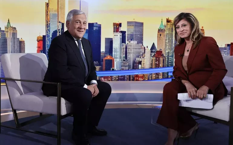 Governo da Itália quer conferir cidadania a jornalista pró-Trump