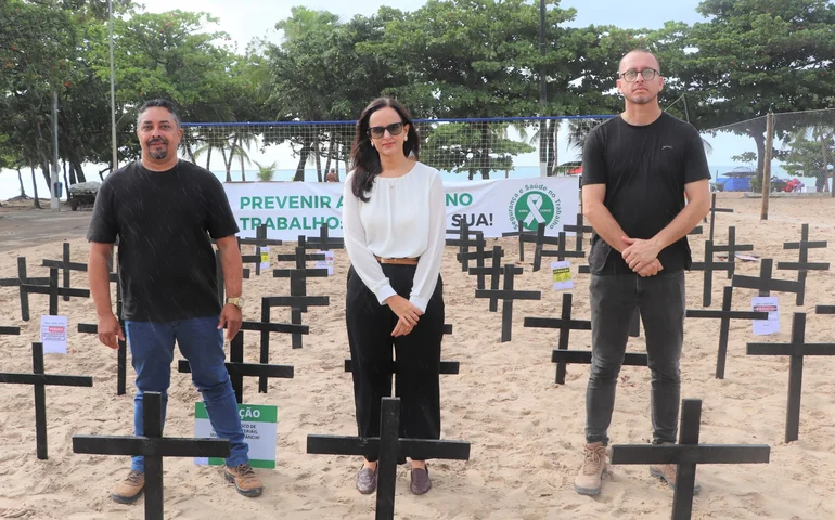 Ato simbólico na orla de Maceió dá início à campanha do Abril Verde em Alagoas