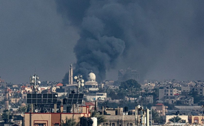 Israel bombardeia fortemente Gaza em meio a negociações de trégua