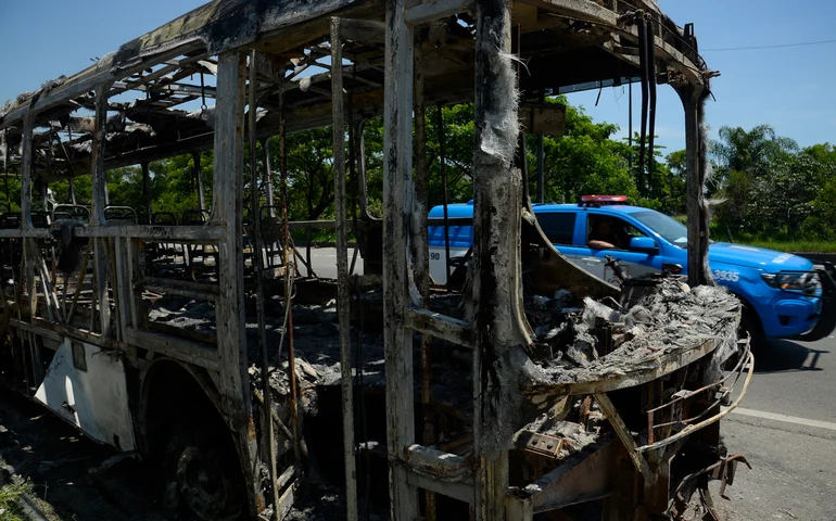 Motorista queimado após ataques a ônibus está internado no Rio