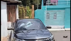 Carro de suspeito apedrejado. Fonte: Internet
