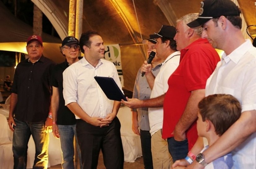 Governador recebe homenagem de setor agropecuário por apoiar vaquejada