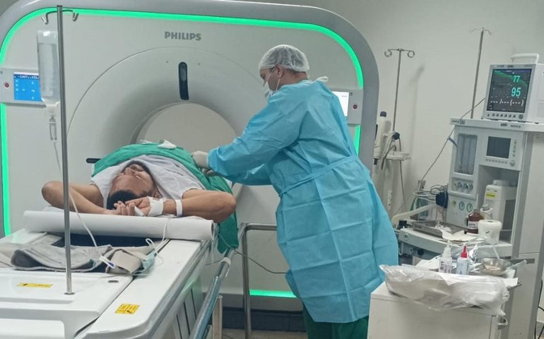 HGE realiza primeiro procedimento minimamente invasivo guiado por tomografia computadorizada e salva a vida de pintor