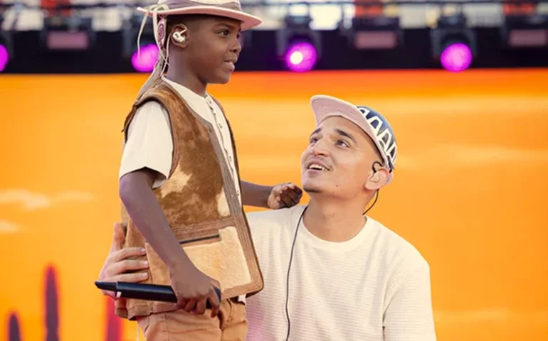 João Gomes se une à revelação Ruan Vitor em releitura de “Fogão de Lenha”