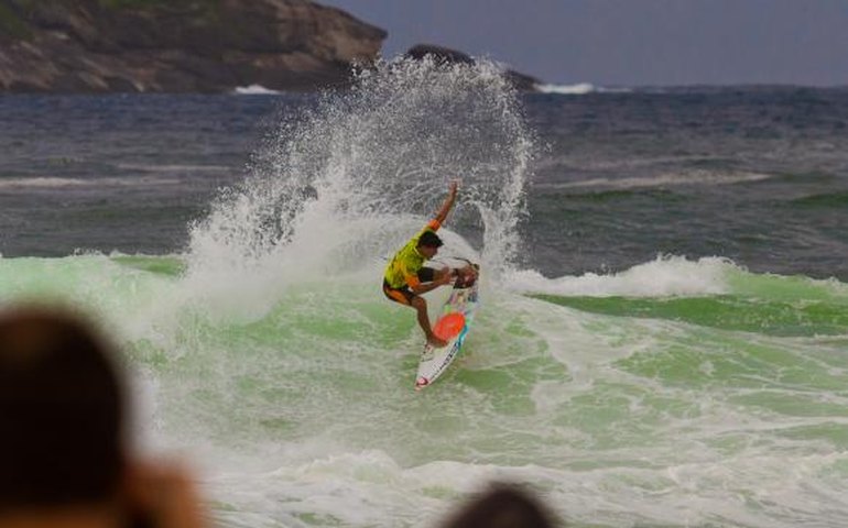 Medina acredita no crescimento do surfe brasileiro após a conquista do mundial