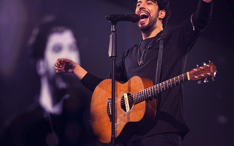 Raffa Torres canta em SP no Dia dos Namorados
