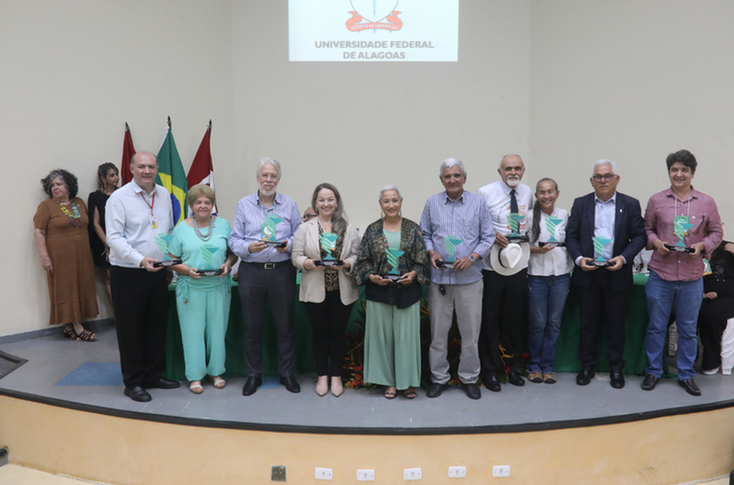Ufal celebra jubileu de prata do curso de Farmácia em solenidade cheia de emoção