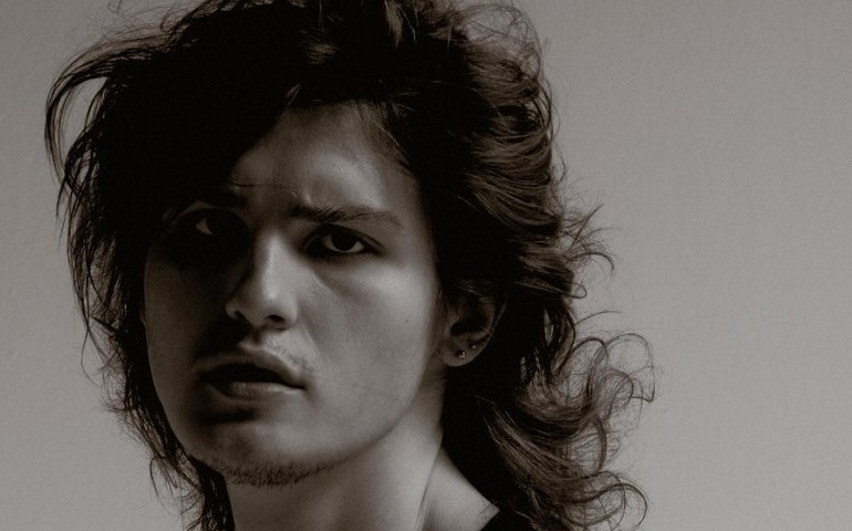 Filho de Isabeli Fontana assina com mesma agência de modelos da mãe: 'Traçando atrás das pegadas'