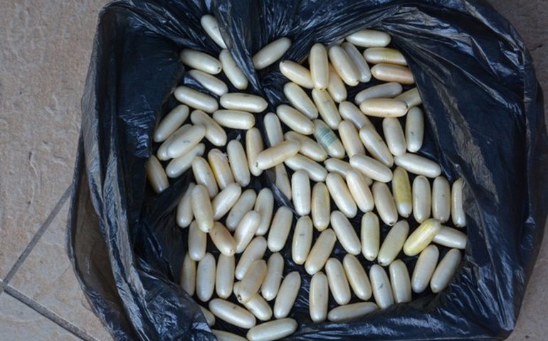 Em Pernambuco, PF faz homem expelir 149 cápsulas de cocaína do estômago