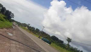 Carreta carregada de frutas tomba em Nossa Senhora do Socorro