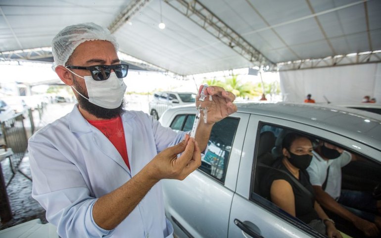 Prefeito JHC anuncia novo calendário de vacinação contra a covid-19; confira