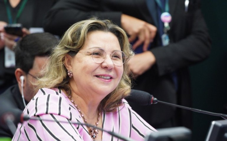 Tereza Nelma destina recursos para reconstrução mamária em  mulheres mastectomizadas