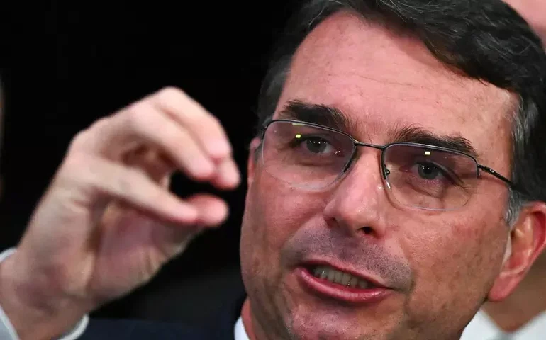 Flávio Bolsonaro confirma pré-candidatura à Presidência em 2026