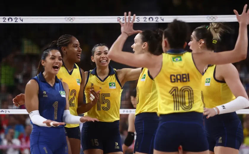 Brasil vence República Dominicana e vai à semifinal no vôlei feminino