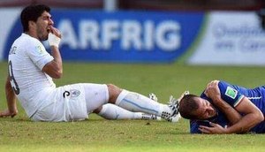 Foto: Suárez ficará de fora da Copa do Mundo por conta da mordida Reprodução/Twitter