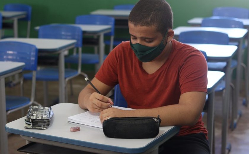 Estudantes do Núcleo de Línguas Estrangeiras se preparam para show de talentos