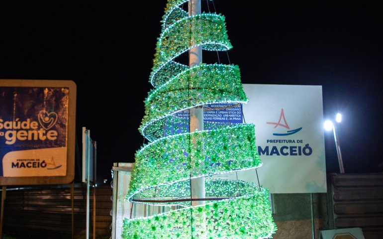 Renasce Salgadinho: Prefeitura instala árvore de natal 100% reciclável no Poço