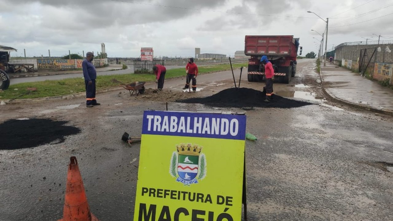 Prefeitura segue com serviço de manutenção de vias na capital