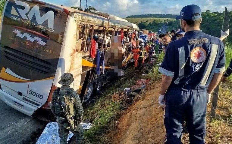 Sobe para 9 o número de mortos em tombamento de ônibus na BR-101