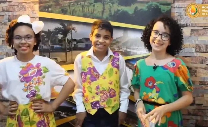 Valentina e Daniel contaram as histórias escritas por Isabelle Valentina e Daniel contaram as histórias escritas por Isabelle