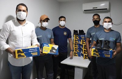 Prefeitura de Santana do Mundaú entrega botinas de segurança para os vigilantes municipais