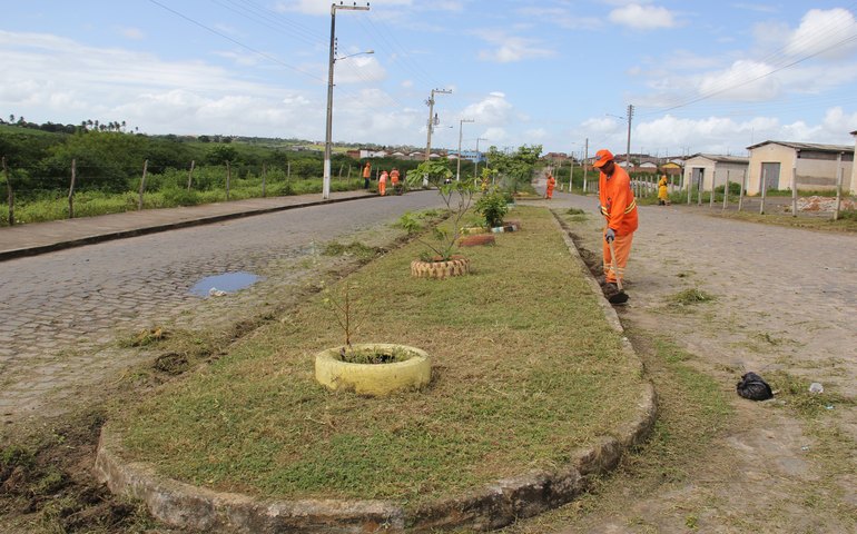 Mutirões de limpeza e capinação de áreas verdes chegam à periferia de Arapiraca