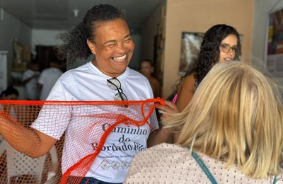 Entre fios, redes e telas: a história da artesã Dete, que levou o filé alagoano para o mundo