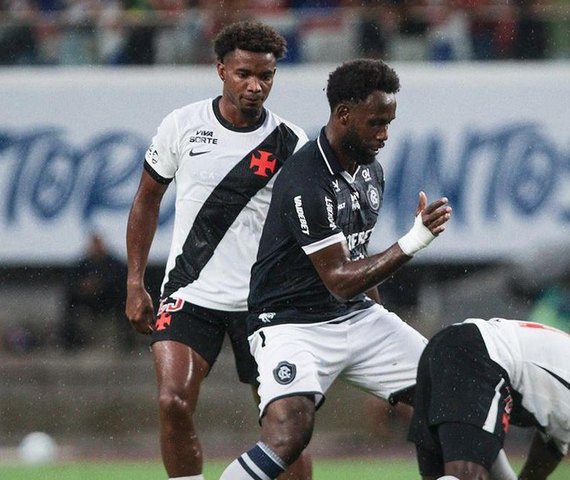 Remo e Vasco empatam em Belém após atraso por forte chuva