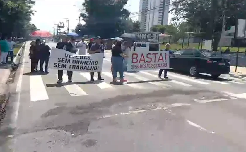 Protesto de Trabalhadores do Hospital Veredas Bloqueia Avenida em Maceió