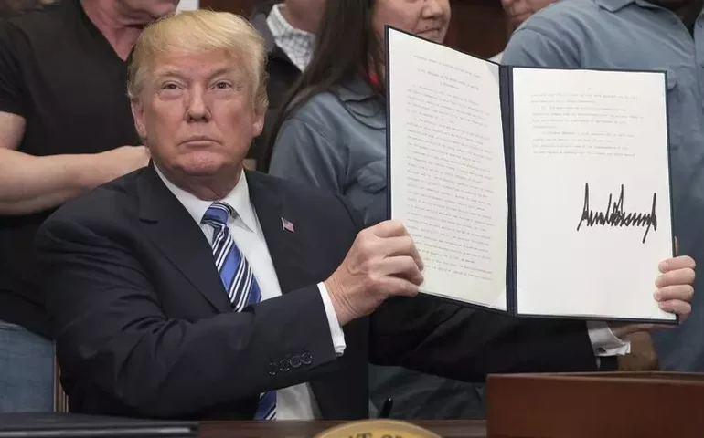 Trump assina ordem executiva com tarifas de até 41%